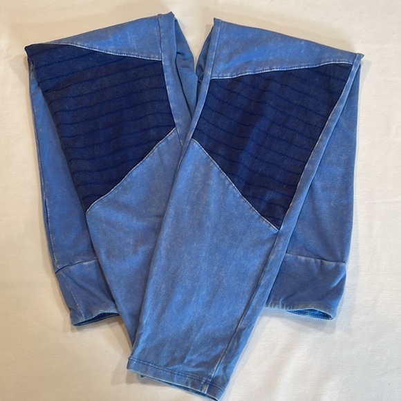 WALT DISNEY WORLD • Size Medium • Blue distressed whitewashed leggings - Picture 9 of 13